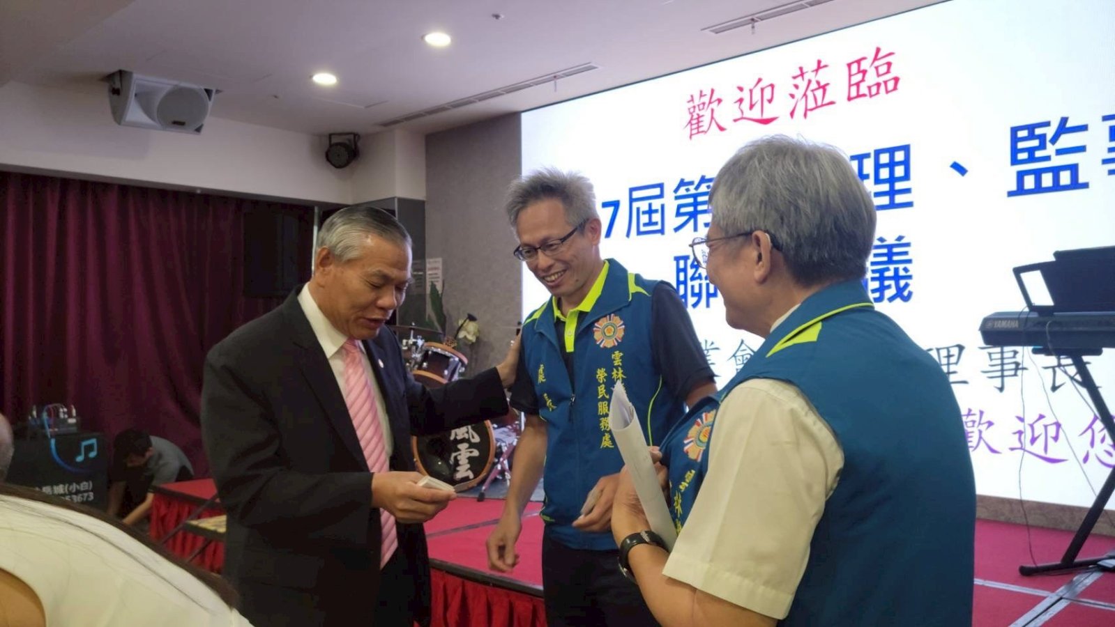 雲林縣榮服處處長蘇文玄中及副處長蔡榮源右共同拜會雲林縣工業會理事長林萬宗左_0.jpg