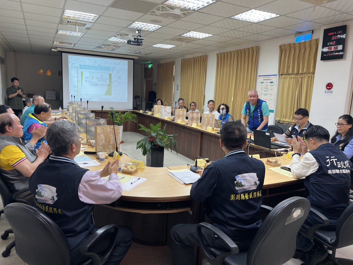 青溪總會王明賢總會長右側站立者提供寶貴意見.jpg