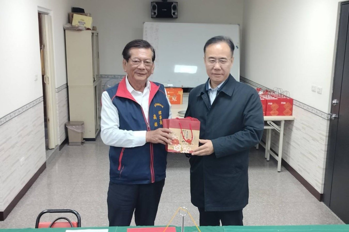 高進添理事長致贈訪團阿里山高山茶冬季優良茶.jpg