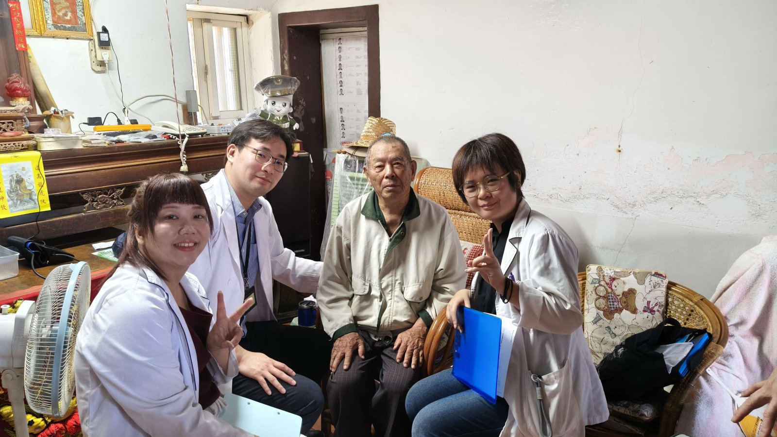 高雄榮總王醫師個管師及專員與謝姓榮民右2合影.jpg