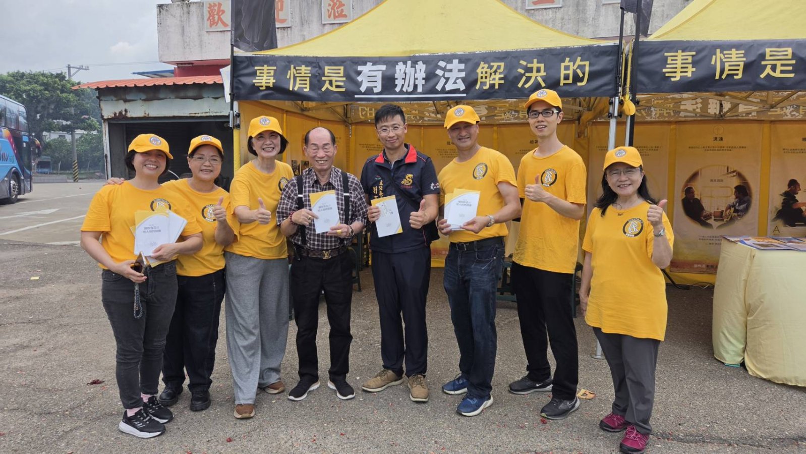 麻豆太子宮施富貴主委左四與不同宗教與宮廟代表合照.jpg