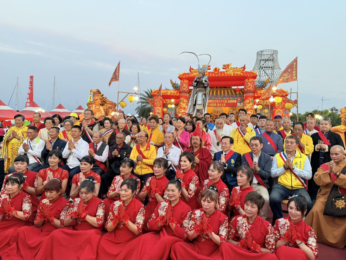 龍華勝會匯聚各界貴賓代表合掌祈福合影_1.jpg