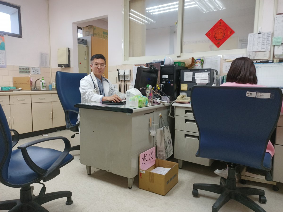 郭秉洋醫師看診照.jpg