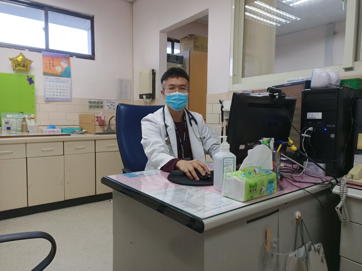 郭秉洋醫師看診照2.jpg