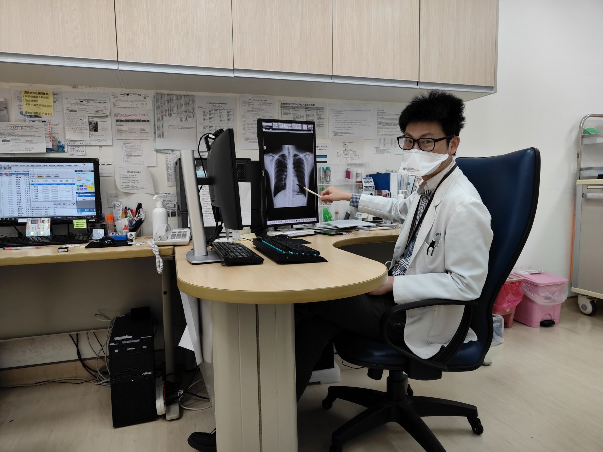 圖2邱華彥主任看診照.jpg