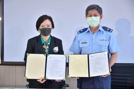 台灣無毒世界協會理事長吳玉珍醫師（左）與空軍航空技術學院校長宋力強少將（右）簽署毒品防制合作備忘錄，攜手共創航校無毒願景。