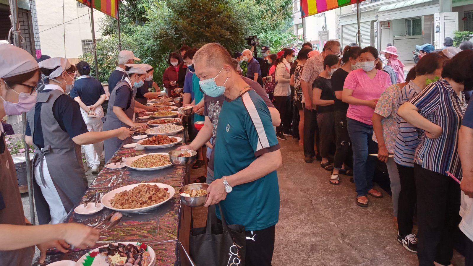 圖三 慈濟草屯聯絡處志工提供給餐與廟會的信眾素食中餐推廣齋戒茹素攝影許昆龍IMG2021042
