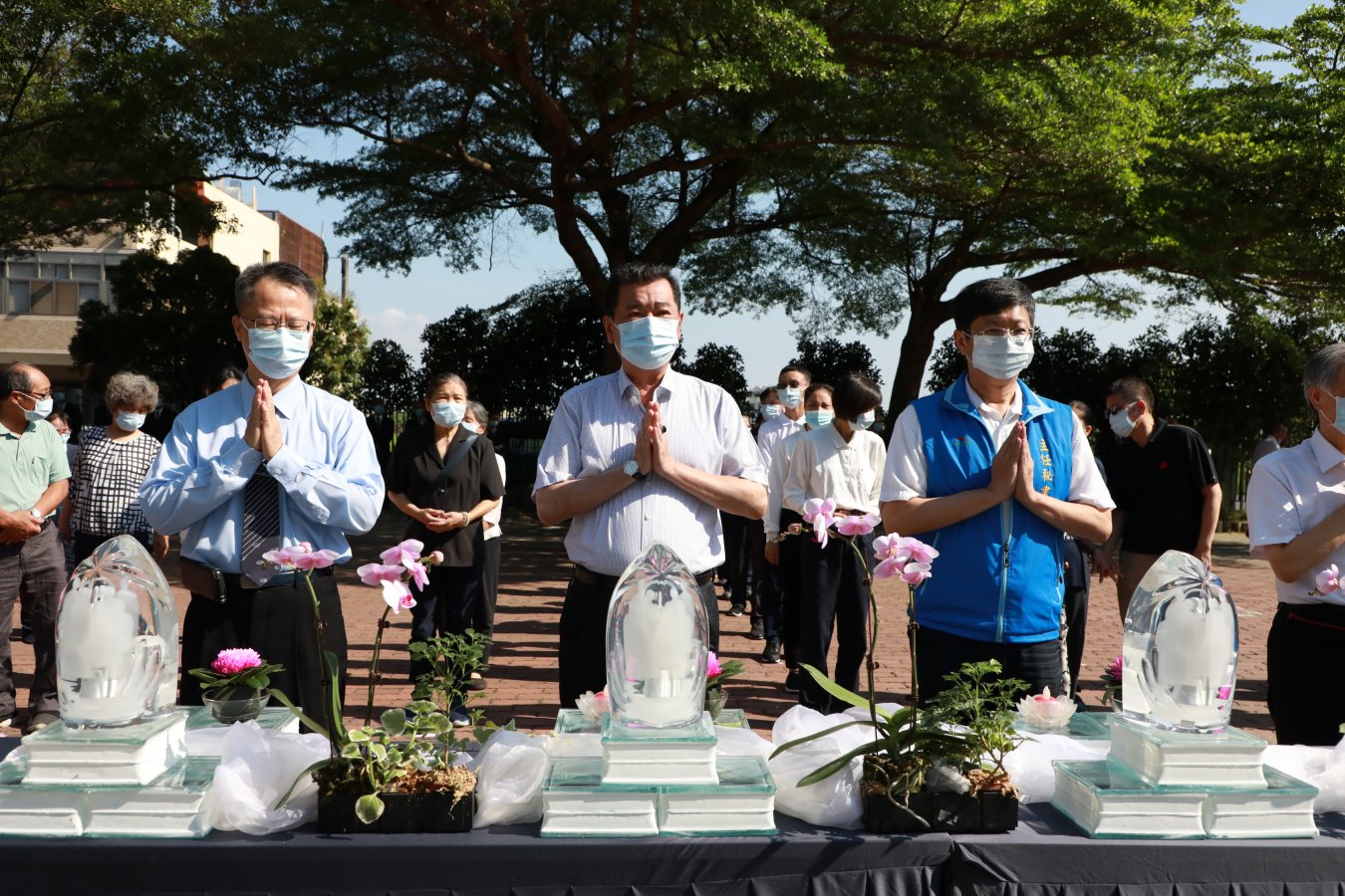 草屯鎮公所簡景賢鎮長中與公所朱主任秘書右虔誠為鎮民祈安 張正佳攝影3G3A8695