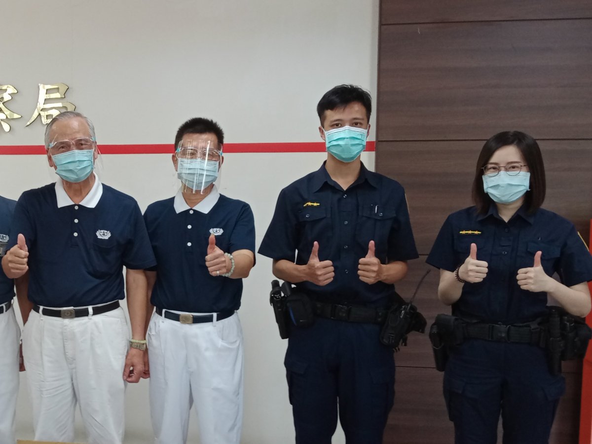 02 草屯慈濟志工6月11日準備祝福感恩卡蘋果香積麵等前往鄰近警消單位預祝佳節