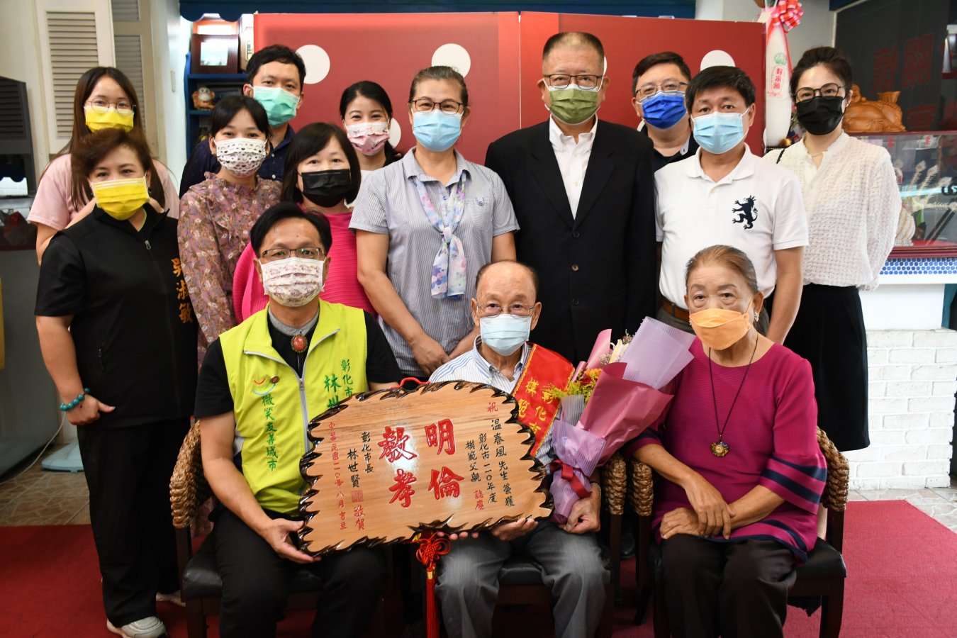 基於疫情與天候考量林世賢市長親自挨家挨戶到模範父親家中表揚 1 2