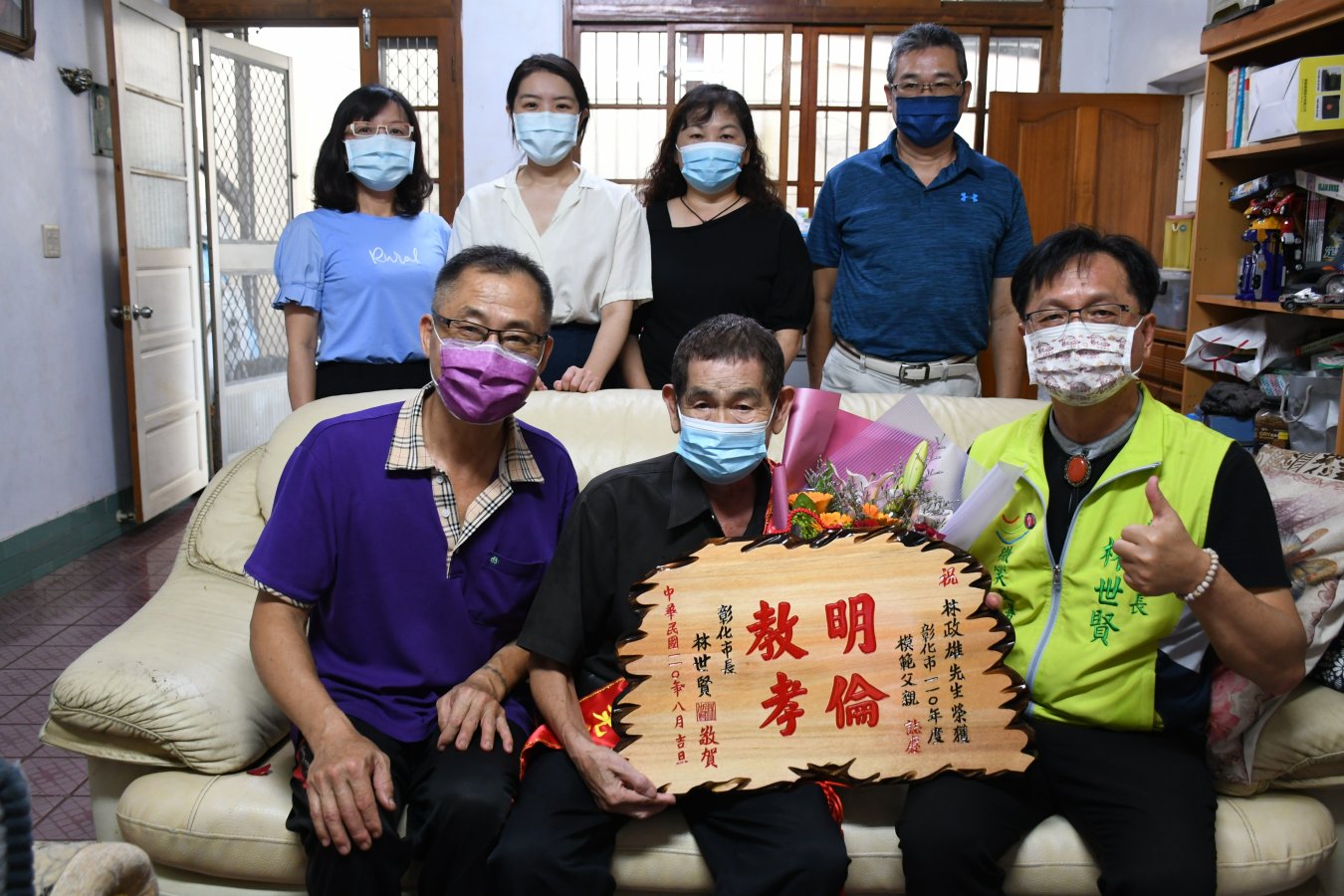基於疫情與天候考量林世賢市長親自挨家挨戶到模範父親家中表揚 2 4