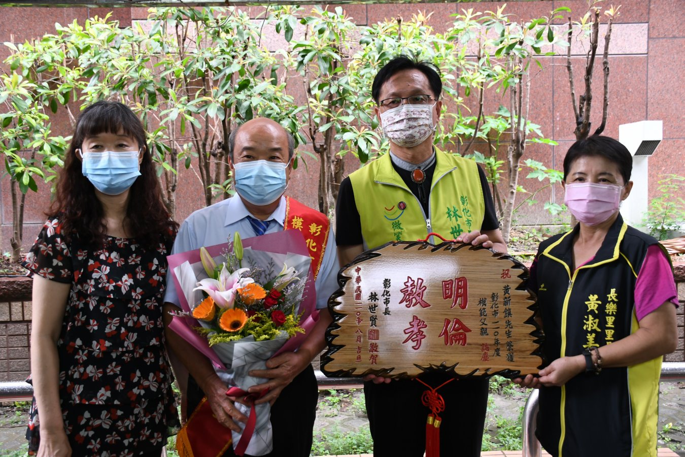基於疫情與天候考量林世賢市長親自挨家挨戶到模範父親家中表揚 3 1