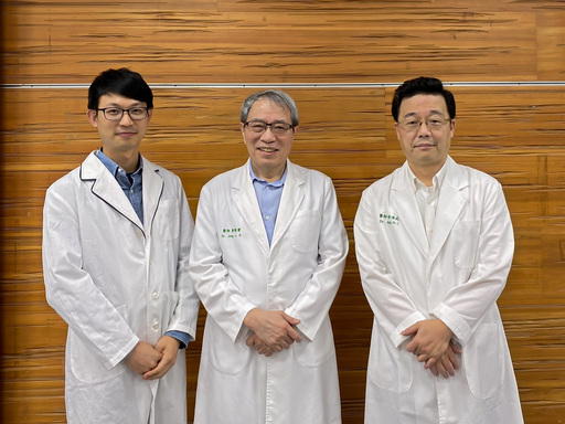 徐偉成教授與鄭隆賓院長中助理研究員江智聖研究團隊合影
