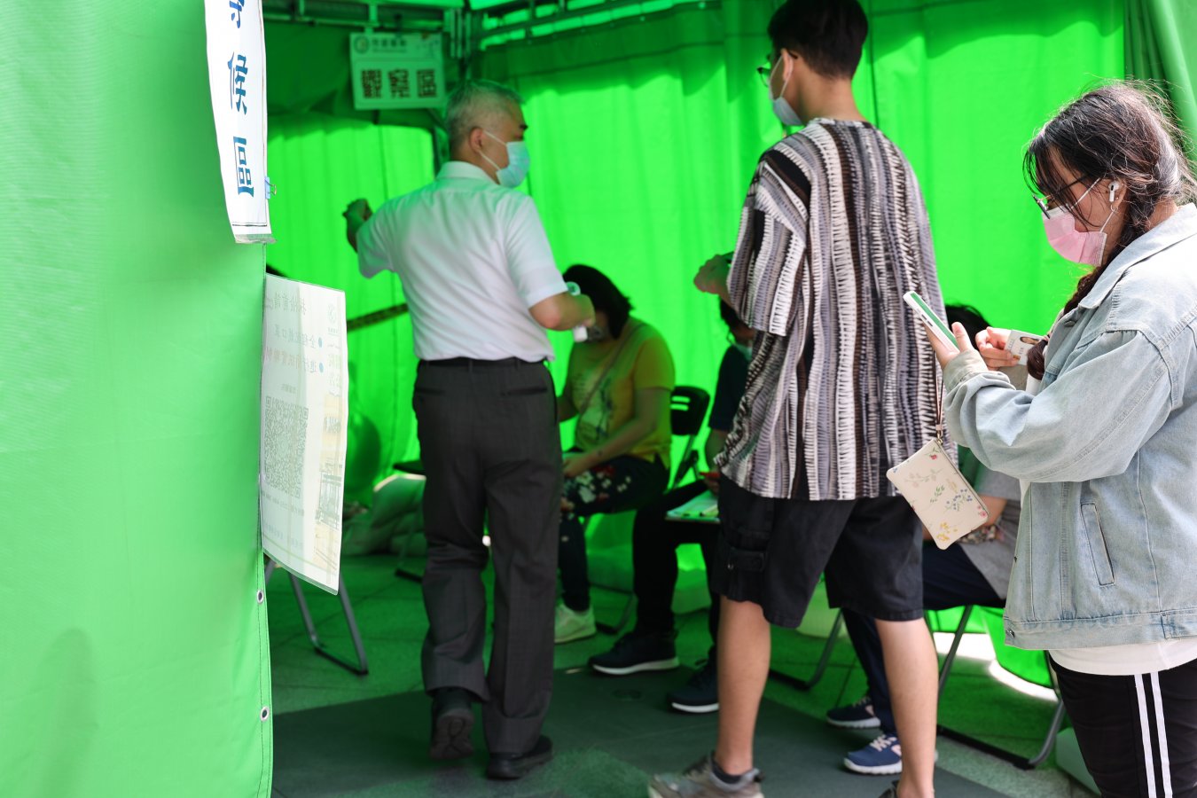 民眾排隊等施打BNT