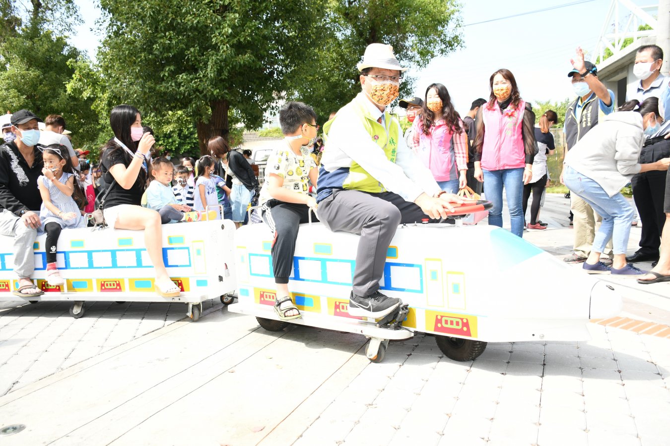 林世賢市長和小朋友在戶羽機關車園區搭小火車同樂 全 1