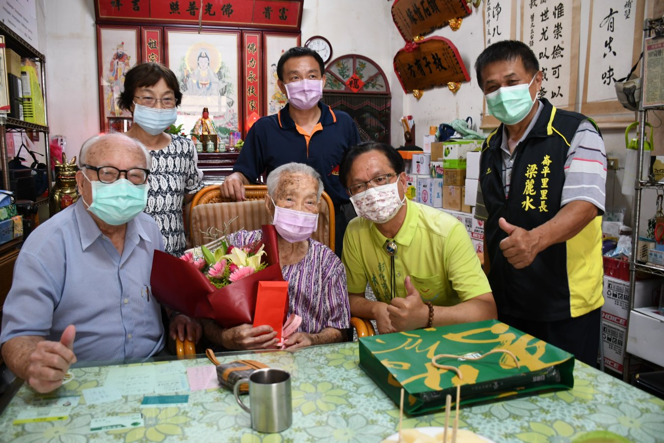 林世賢市長由崙平里長梁麗水右1陪同探視住彰化市已半世紀全縣最長壽 112歲的梁李險阿嬤並贈雞精與紅包
