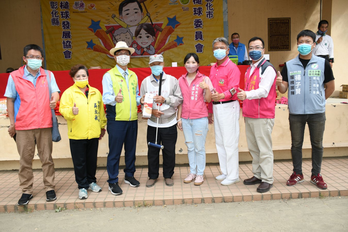 林世賢市長等人為最年長的參賽者 94歲的洪偉銜中大聲喊讚