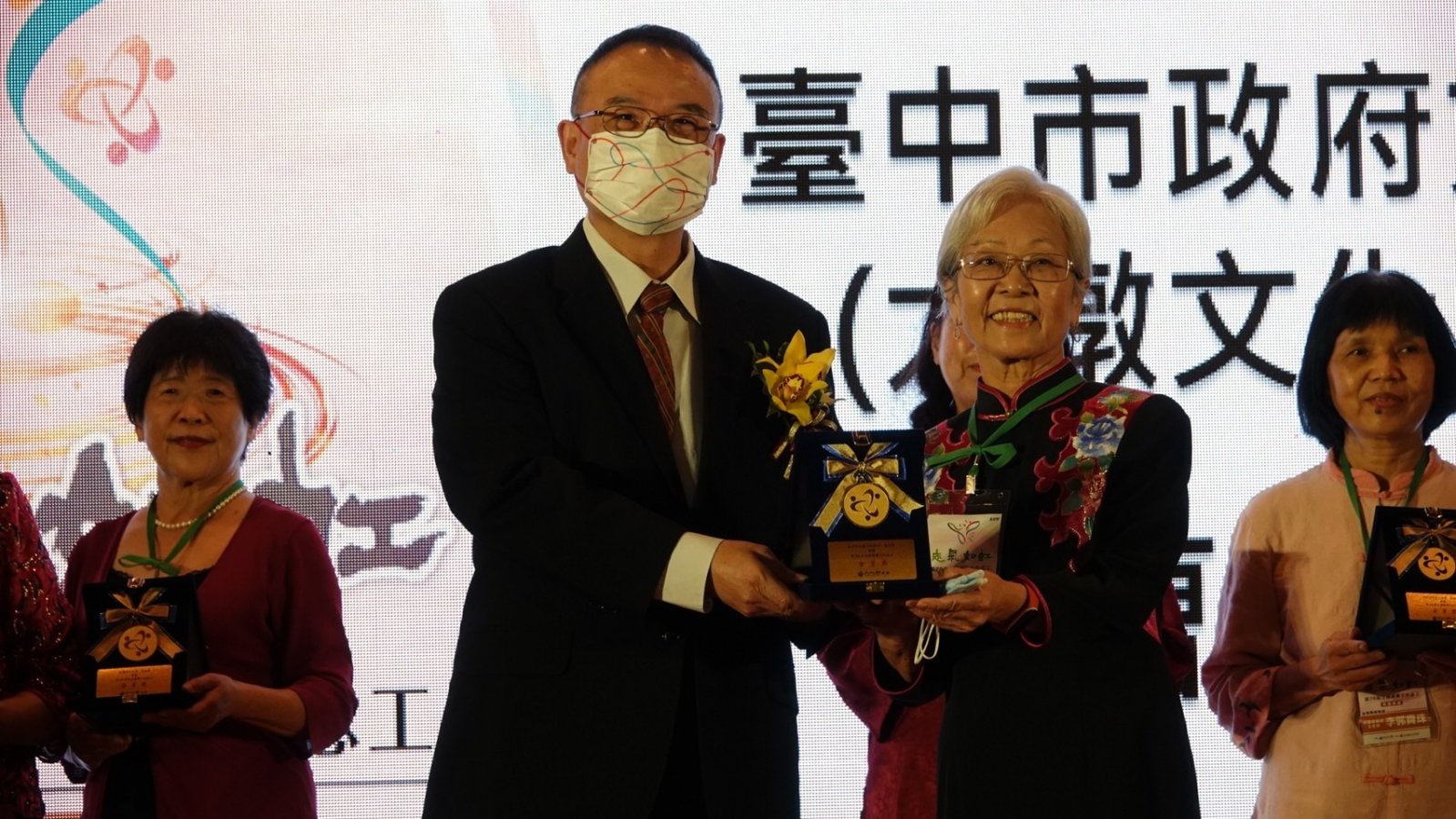 11月5日於臺北圓山飯店表揚全國績優志工全國僅有10位志工獲金質獎肯定而文化局大墩文化中心所屬志工曹月華即佔其一 1