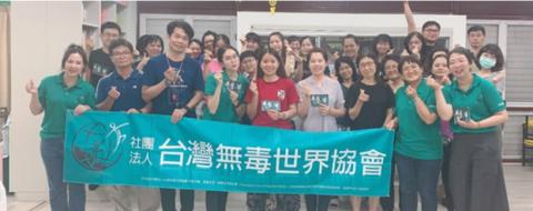 佳冬國小校長蘇曉憶前中率先發動佳冬鄉反毒列車帶領教職員與學童們拒絕毒品危害