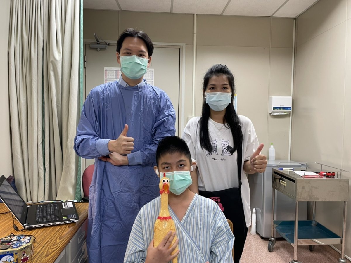 男童啟動電子耳後重獲聽覺開心與溫惟昇醫師合影留念 2
