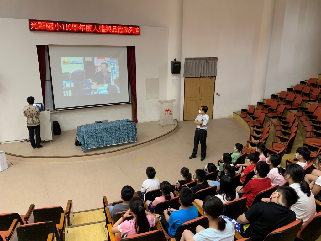 呂亦成講師與學生分享網路霸凌新聞時事