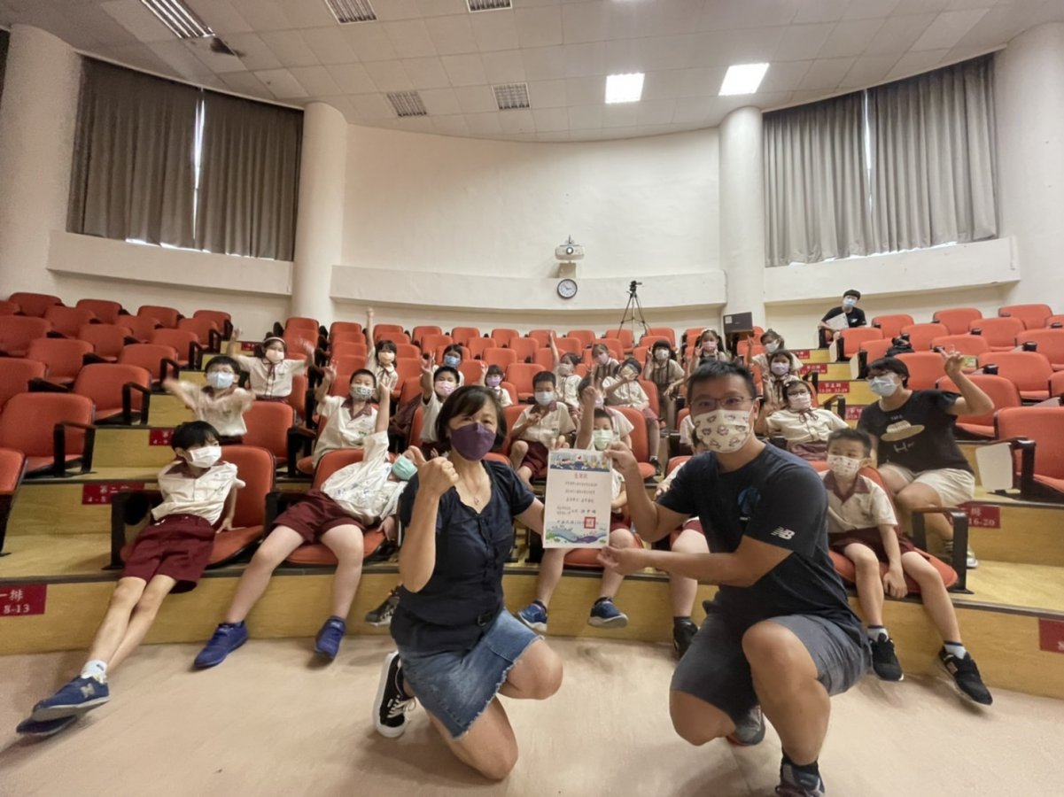 學校頒發感謝狀給促進會執行長李惠芬