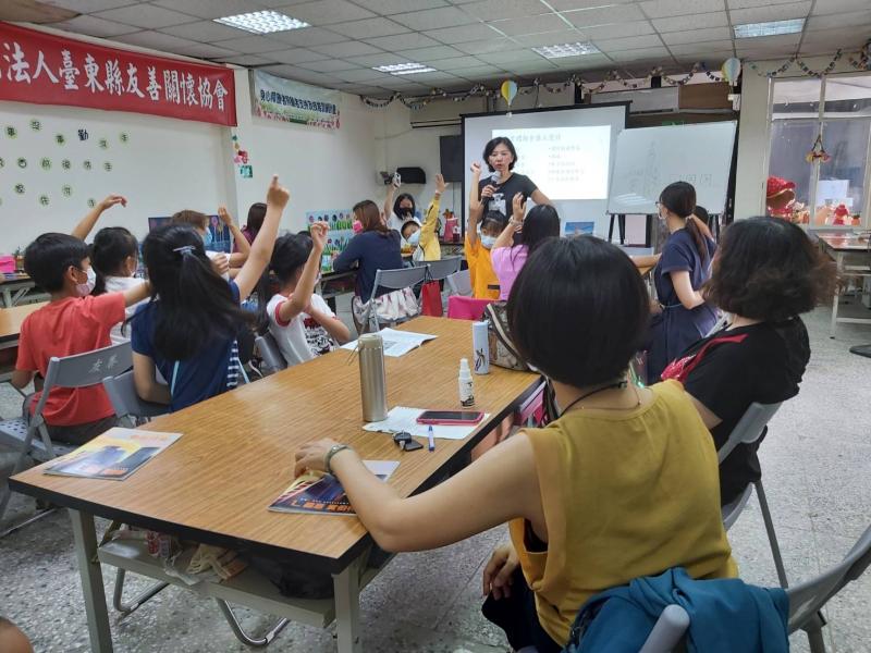 學生與家長們都相當踴躍的參與課程