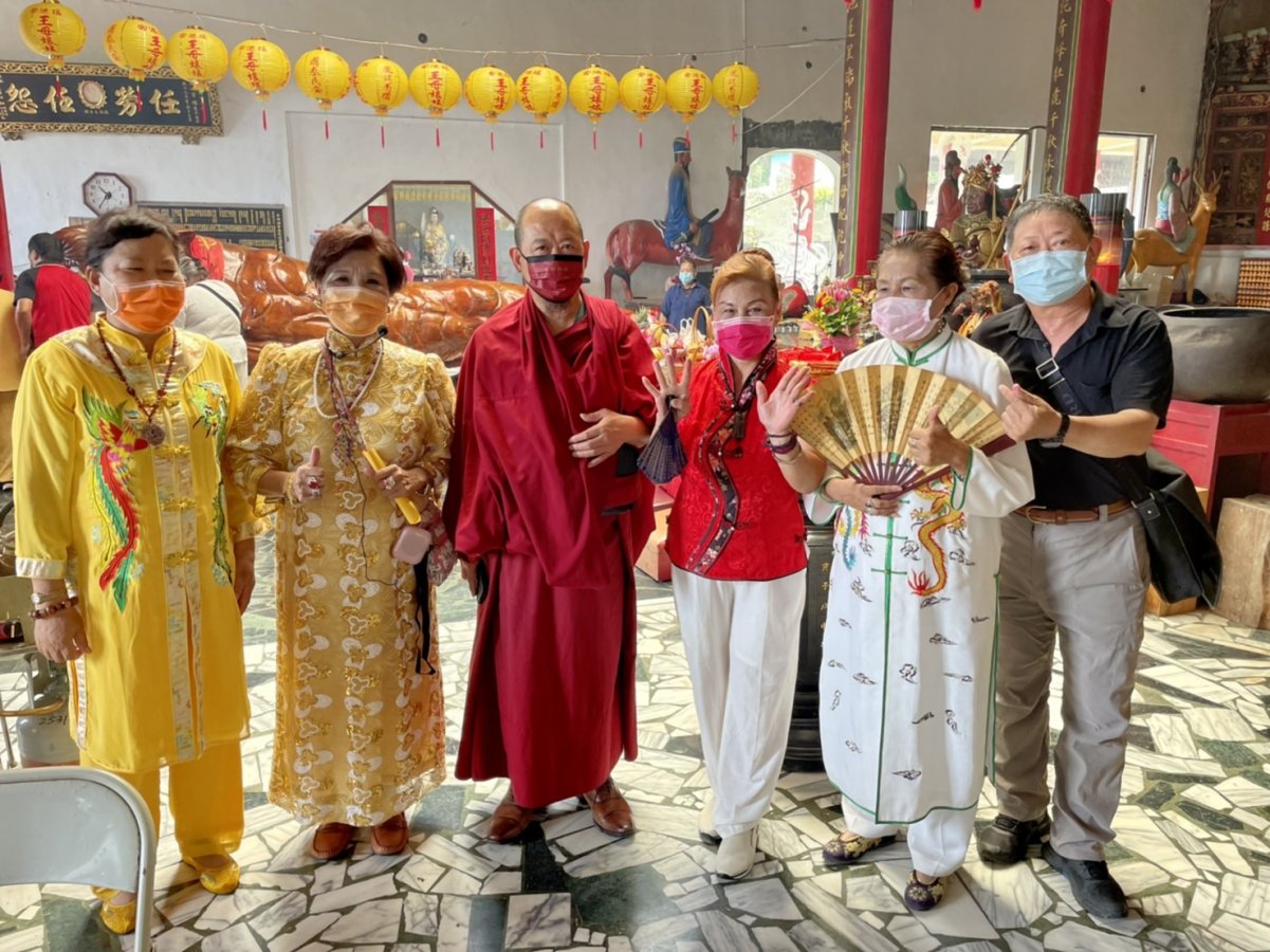 無極慈慧龍鳳凌霄天宮真傳師標雅純左二崑崙山瑤池宮崑崙泓師左三山達基公關主任 席震國右一