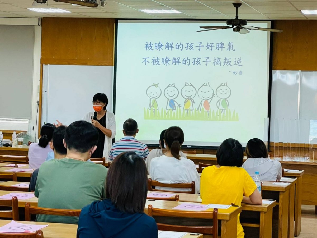 現場參與人員專注聆聽著講師的分享