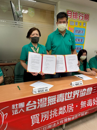 理事長吳玉珍醫師與三鶯樹分會會長張新宏進行簽約儀式