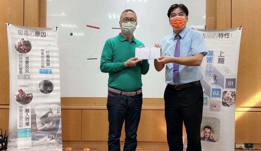 臺中市啟聰學校特別邀請台灣無毒世界協會提供毒品知識宣導教育校長王敬儒右親自出席向后里分會會長高銀龍左所帶領的反毒講師們致謝