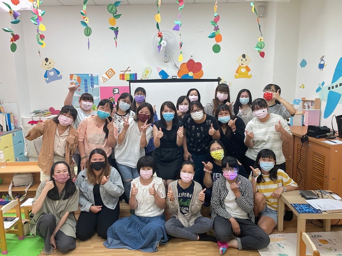 親職作家王晴與教師們合影