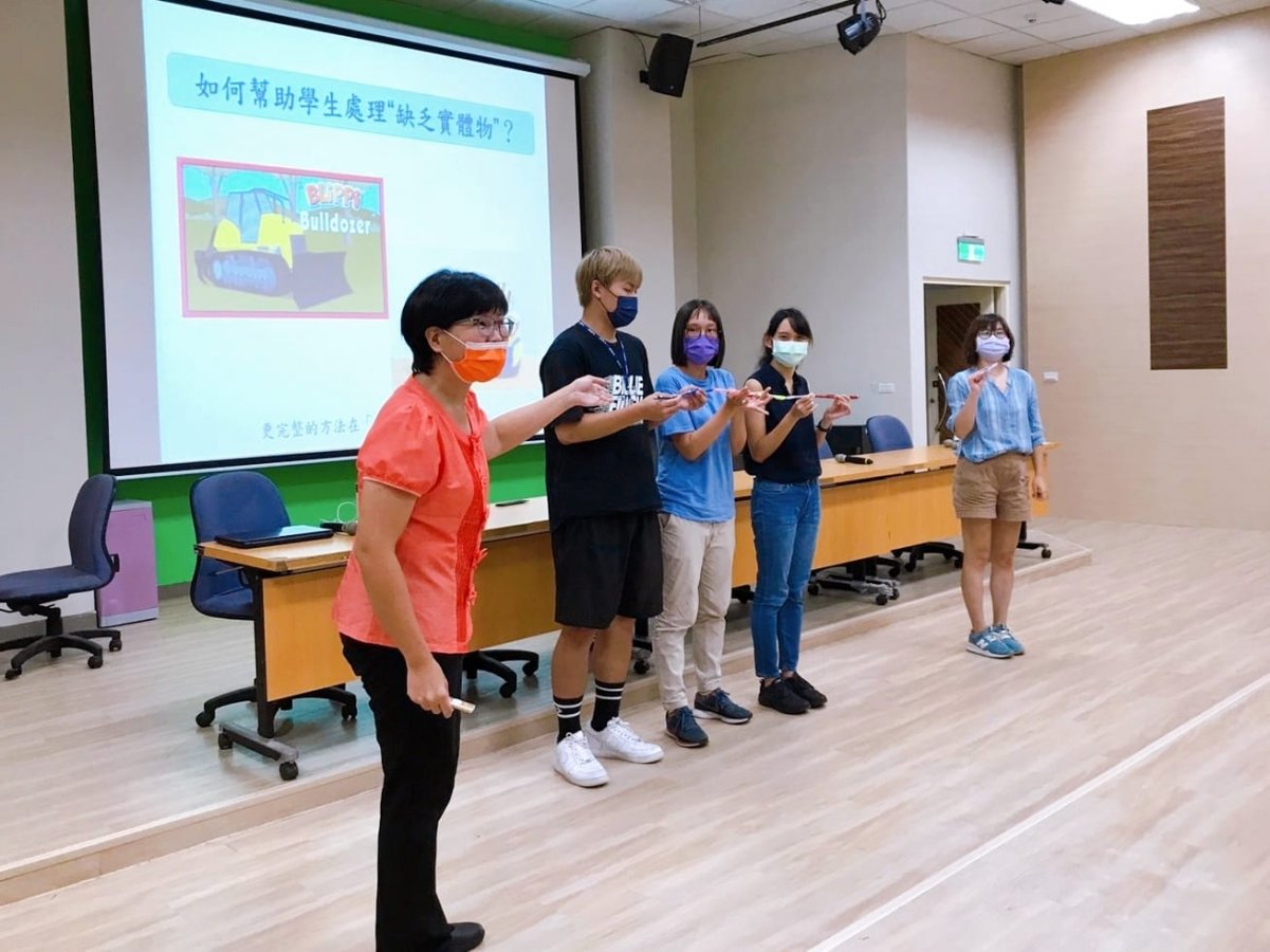 講師林妙香透過小遊戲與現場教師互動