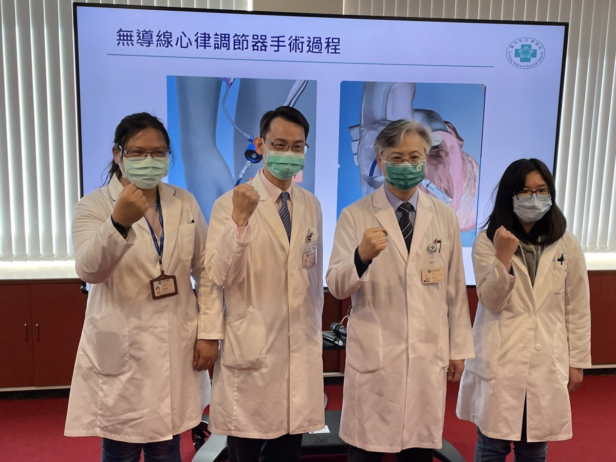 傅雲慶副院長與心臟電氣生理科謝育整主任及團隊合照