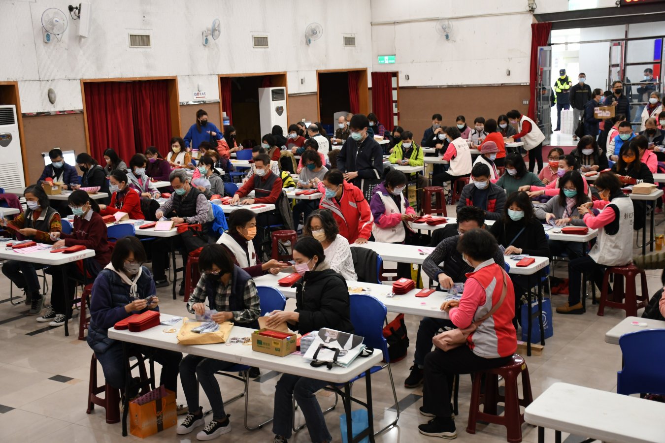 彰化市公所動員志工里幹事暨員工一起清點要發給長者的敬老禮金 全