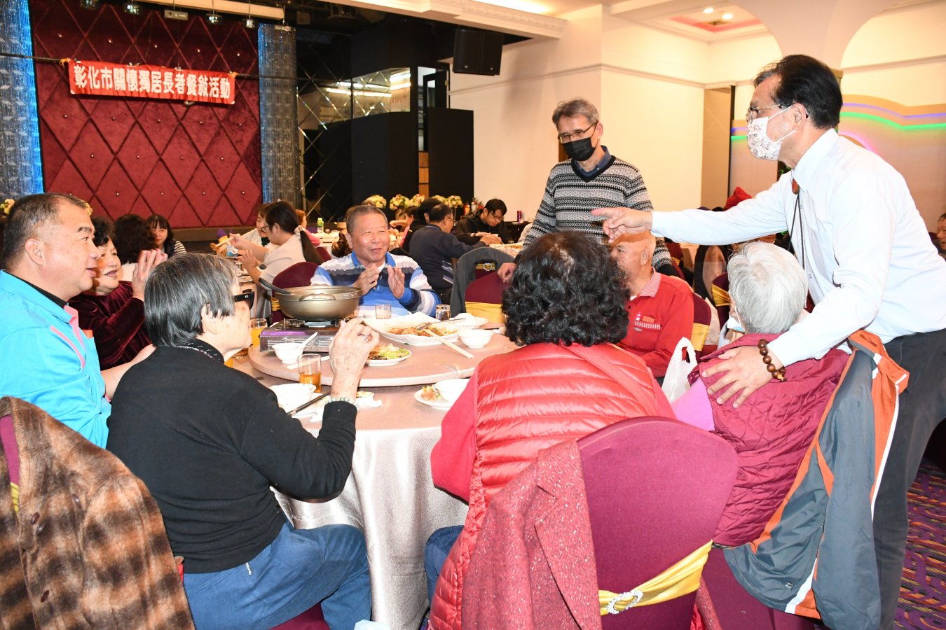 林世賢市長在獨居長者餐敘上和長者們噓寒問暖 全