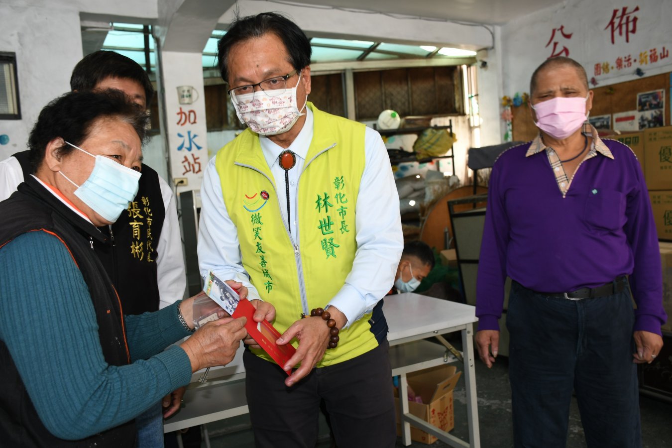林世賢市長在福山里民集會所發放禮金給長者 全