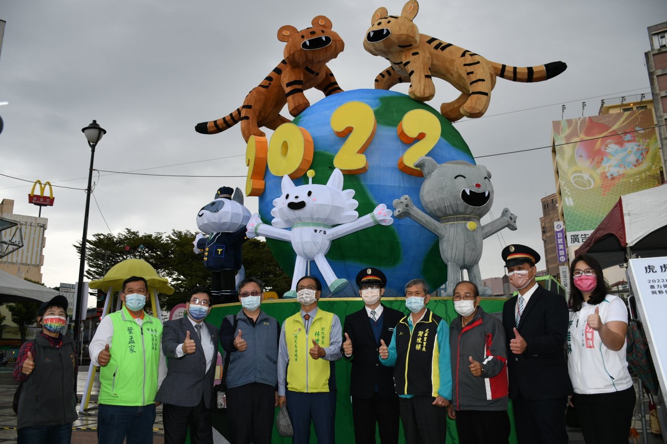 林世賢市長等人在彰化火車站前的主燈前為彰化300古城慶典之都系列活動宣傳 全