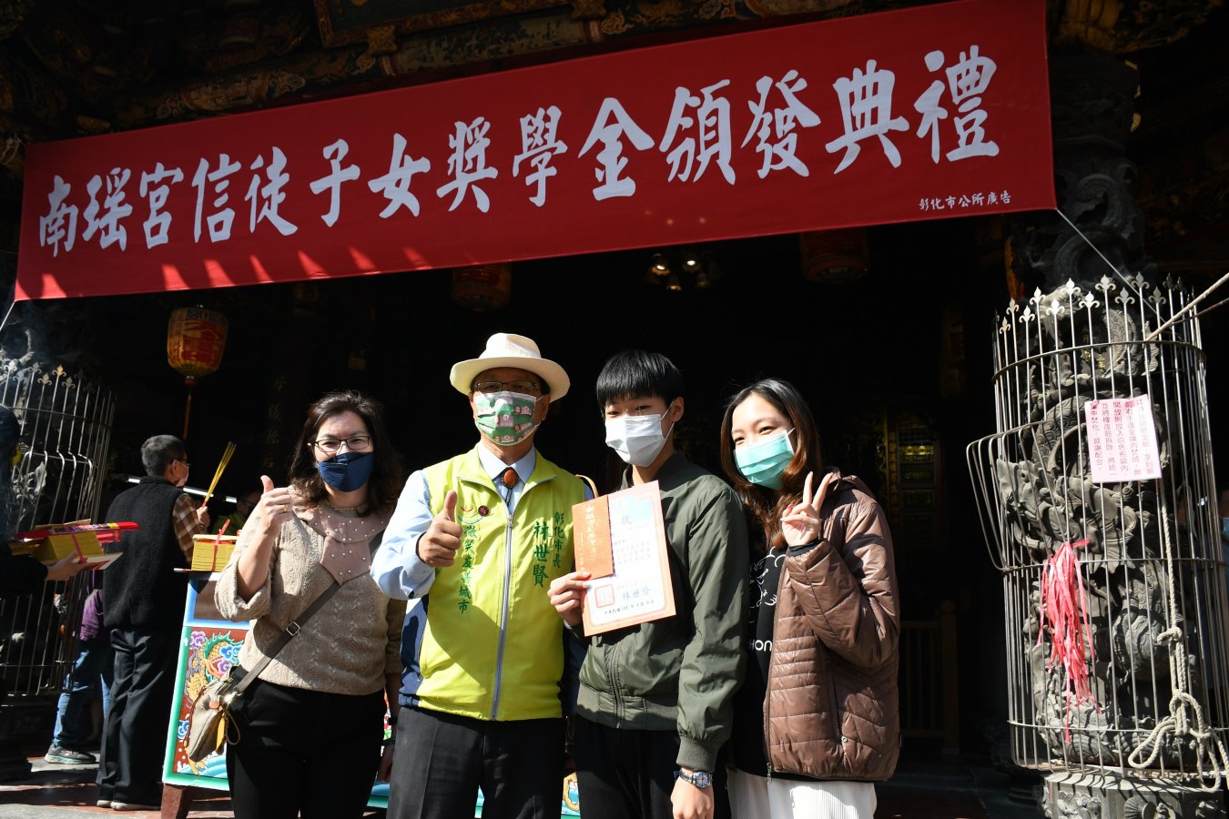 林世賢市長逐一和獲頒獎學金的同學與家屬合影留念