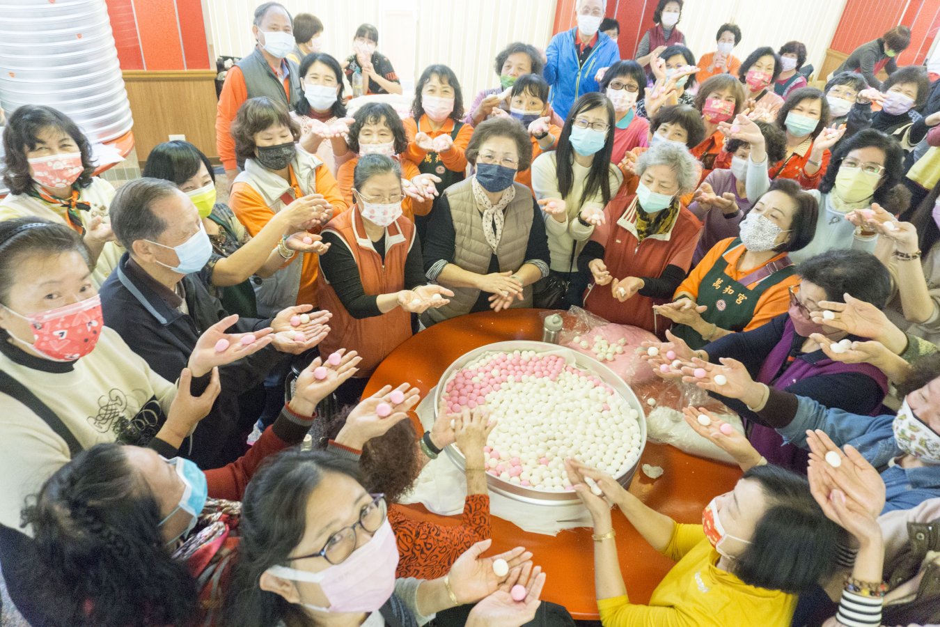 去111年萬和宮植斗法會前一天數十餘志工搓湯圓的熱鬧場面萬和宮資料照片