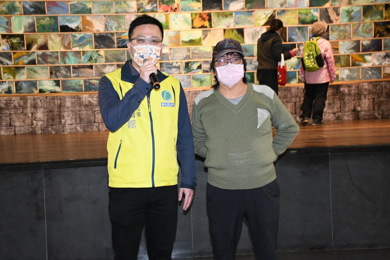 彰化市公所主任秘書許晉嘉左代表林世賢市長主持顏文基右畫展開幕記者會