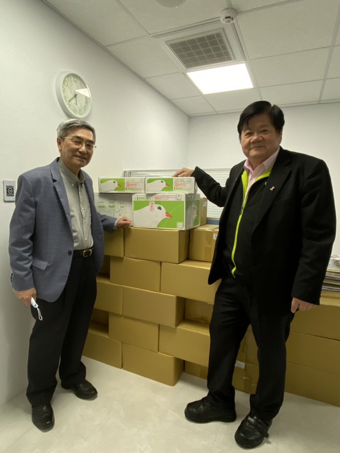 洪明奇校長偕林正介副校長巡視師生收集捐物資