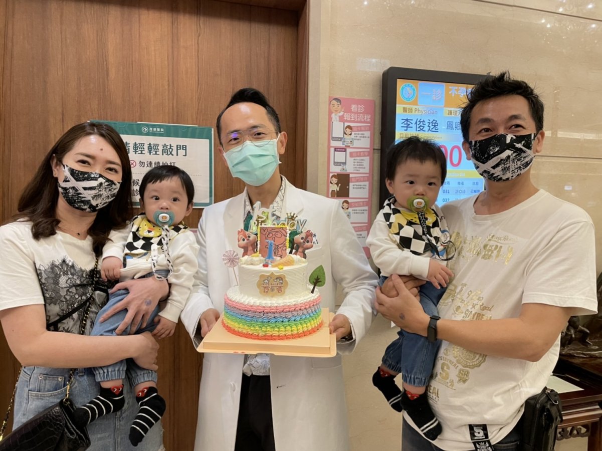 茂盛醫院執行長李俊逸醫師幫助劉小姐在結婚在20週年前夕產下雙胞胎 copy