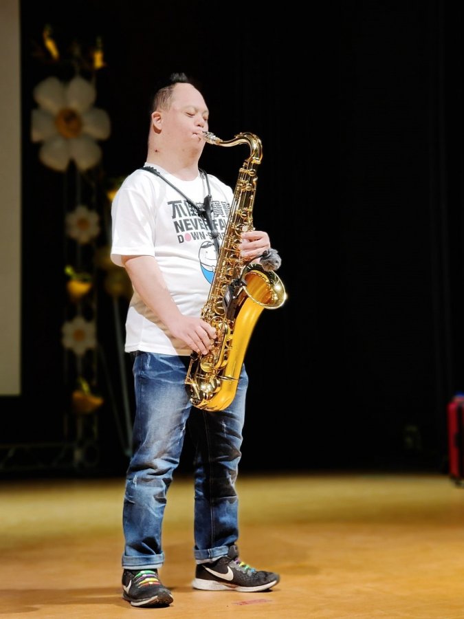 唐寶寶帶來薩克斯風表演