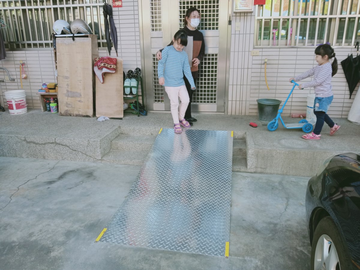 志工於身障失能 的王先生門口裝設不鏽鋼安全坡道以利輪椅安全進出 攝影許昆龍IMG20220312104832