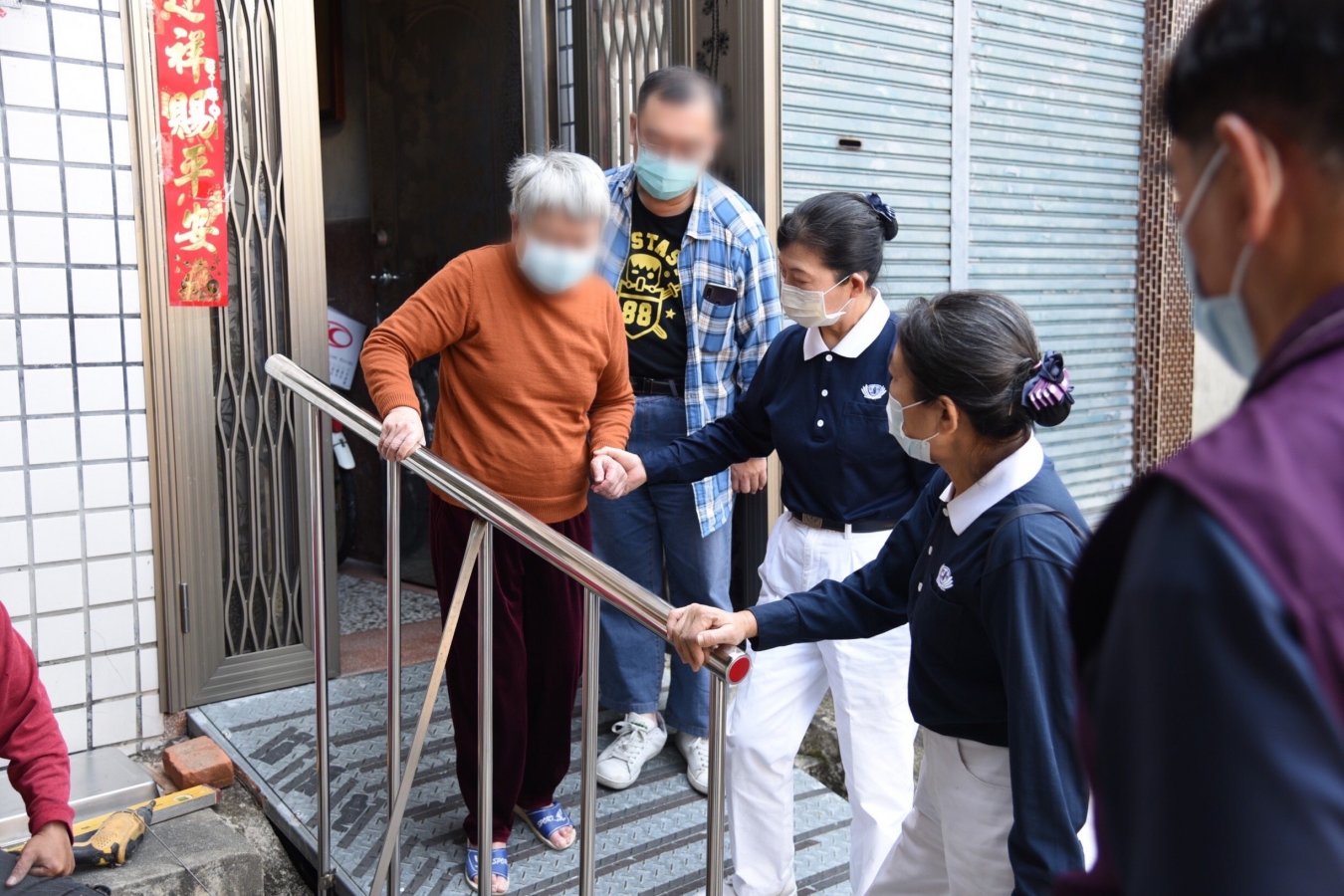 簡老先生門口斜坡道陡又短 志工裝設扶手讓他們老夫妻進出較安全 攝影林志勇3220220312100007999