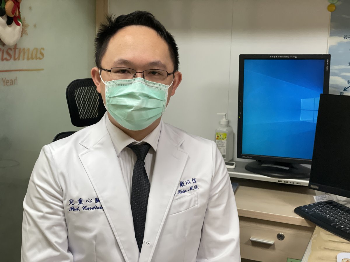 戴以信坐姿 5813