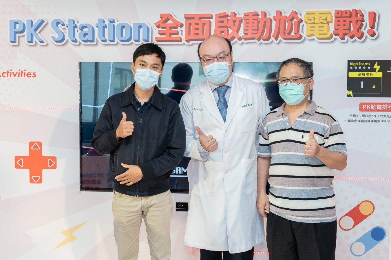 新聞照片中山醫學大學附設醫院兒童血液腫瘤科翁德甫醫師中與兩位血友病病友