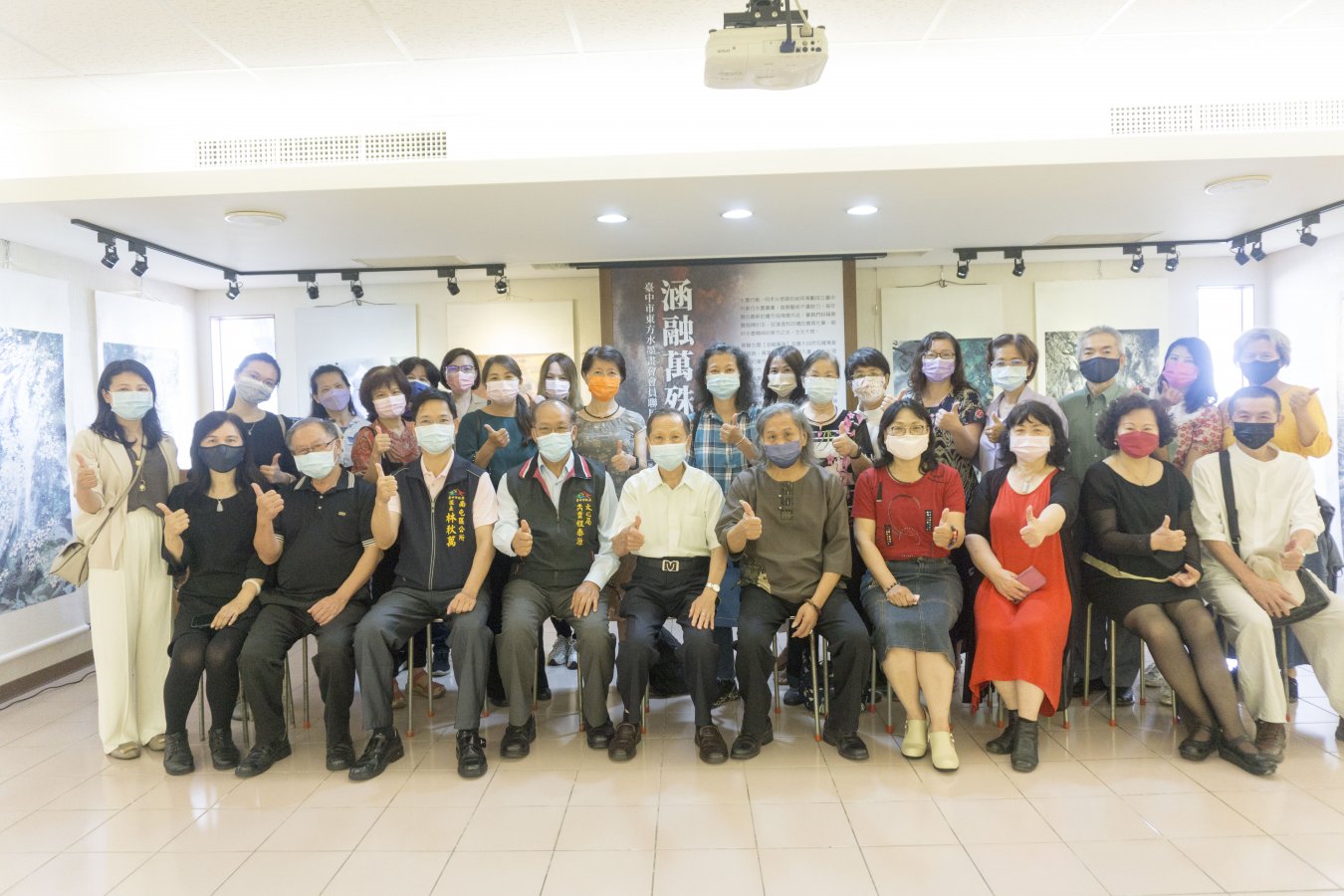 台中市東方水墨畫會聯展萬和宮董事長蕭清杰與貴賓合影