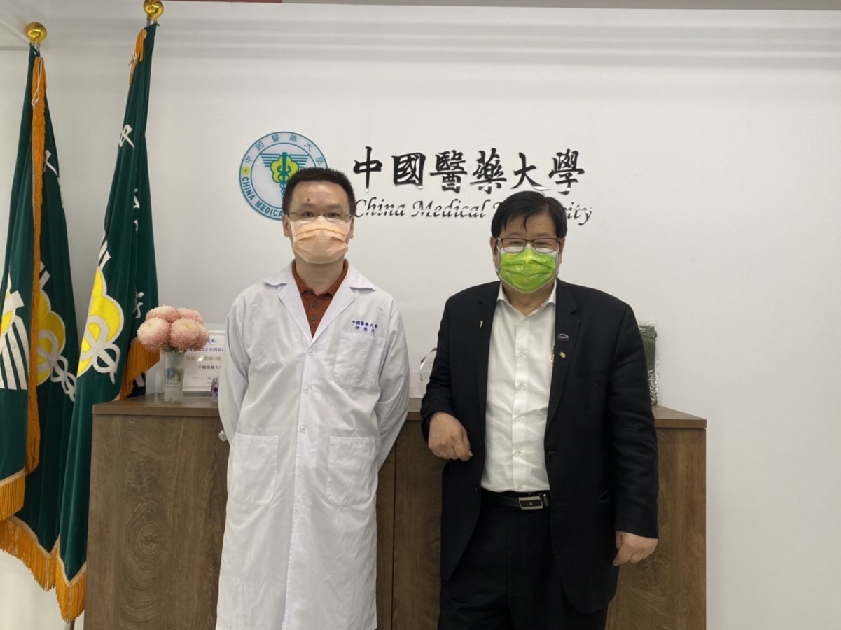 洪明奇院士和研究團隊成員許榮茂博士合影 copy